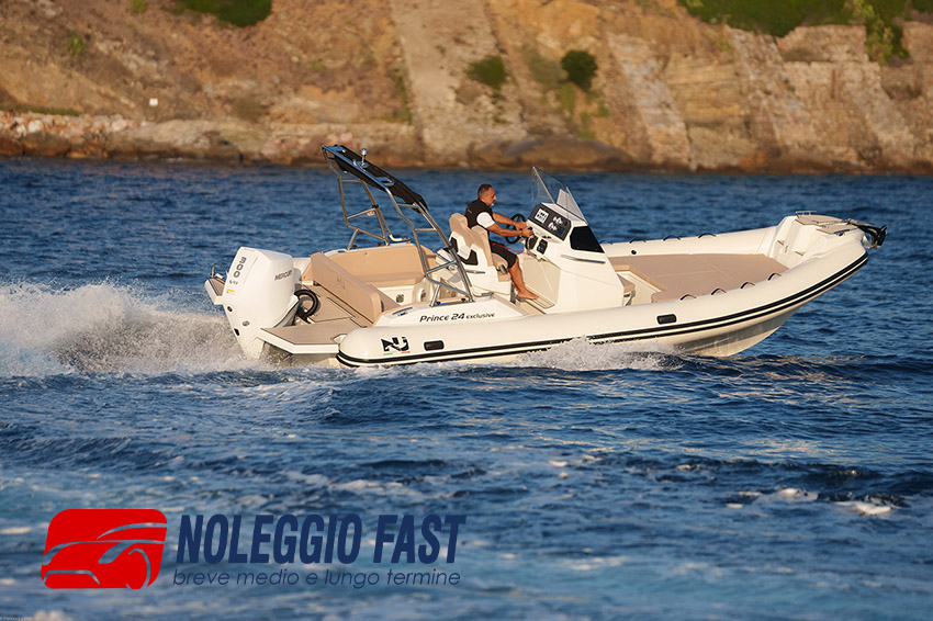 Gommone 7.7mt - Un gommone, il sole e il mare cristallino. Cos'altro desiderare? <br>Noleggialo e salpa ! 