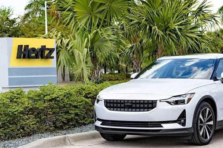 Hertz vende 20 mila auto elettriche e torna ai veicoli a benzina